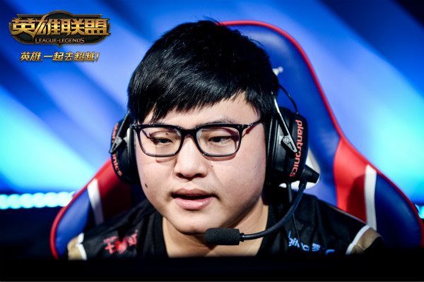 Uzi焦点对战，哈登与30激战DWG分钟，败北胜负难料！